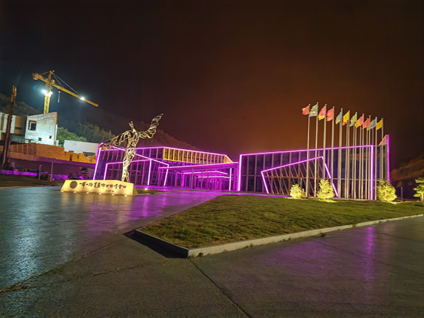 城市亮化是现代城市建设的重要组成部分,它不仅可以美化城市的夜景,还能提升城市的整体形象。随着科技的不断进步,城市亮化也得到了更多的关注和创新。本文将介绍一些关于城市亮化的创意和技术,帮助读者了解城市亮化的重要性以及如何进行泾川城市亮化的规划和实施。 城市亮化是现代城市建设的重要组成部分,它不仅可以美化城市的夜景,还能提升城市的整体形象。随着科技的不断进步,城市亮化也得到了更多的关注和创新。本文将介绍一些关于城市亮化的创意和技术,帮助读者了解泾川城市亮化的重要性以及如何进行泾川城市亮化的规划和实施。