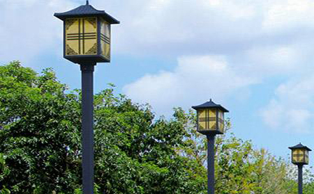 太阳能泾川庭院灯怎么选亮度与续航更耐用